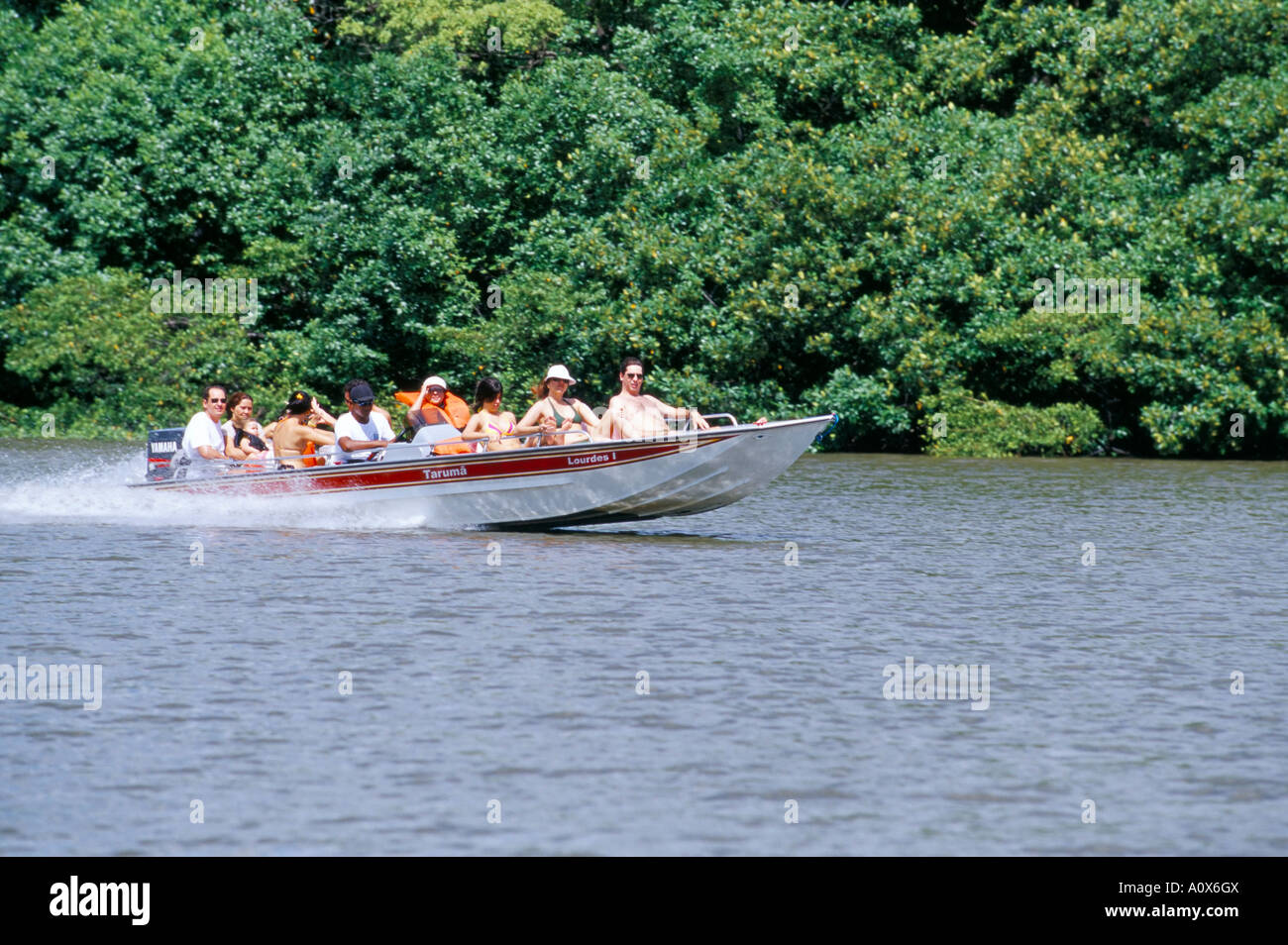 Touristen in der Geschwindigkeit Boot fahren am Rio Preguica Parque Nacional Dos Lencois Maranhenses Barreirinhas Lencois Maranhenses Brasilien Stockfoto