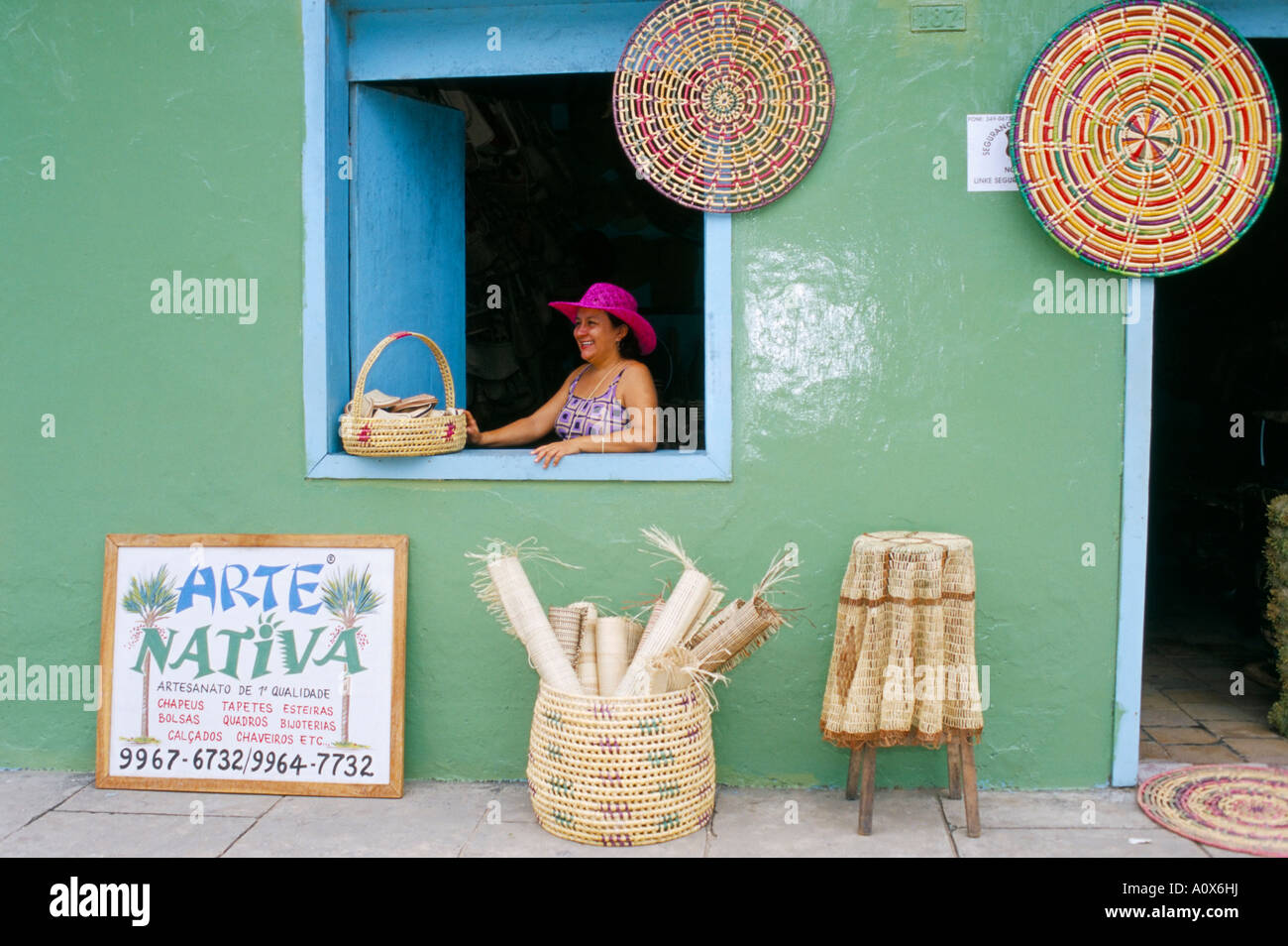 Hut-Verkäufer im Fenster ihres Ladens Barreirinhas Lencois Maranhenses Brasilien Südamerika Stockfoto