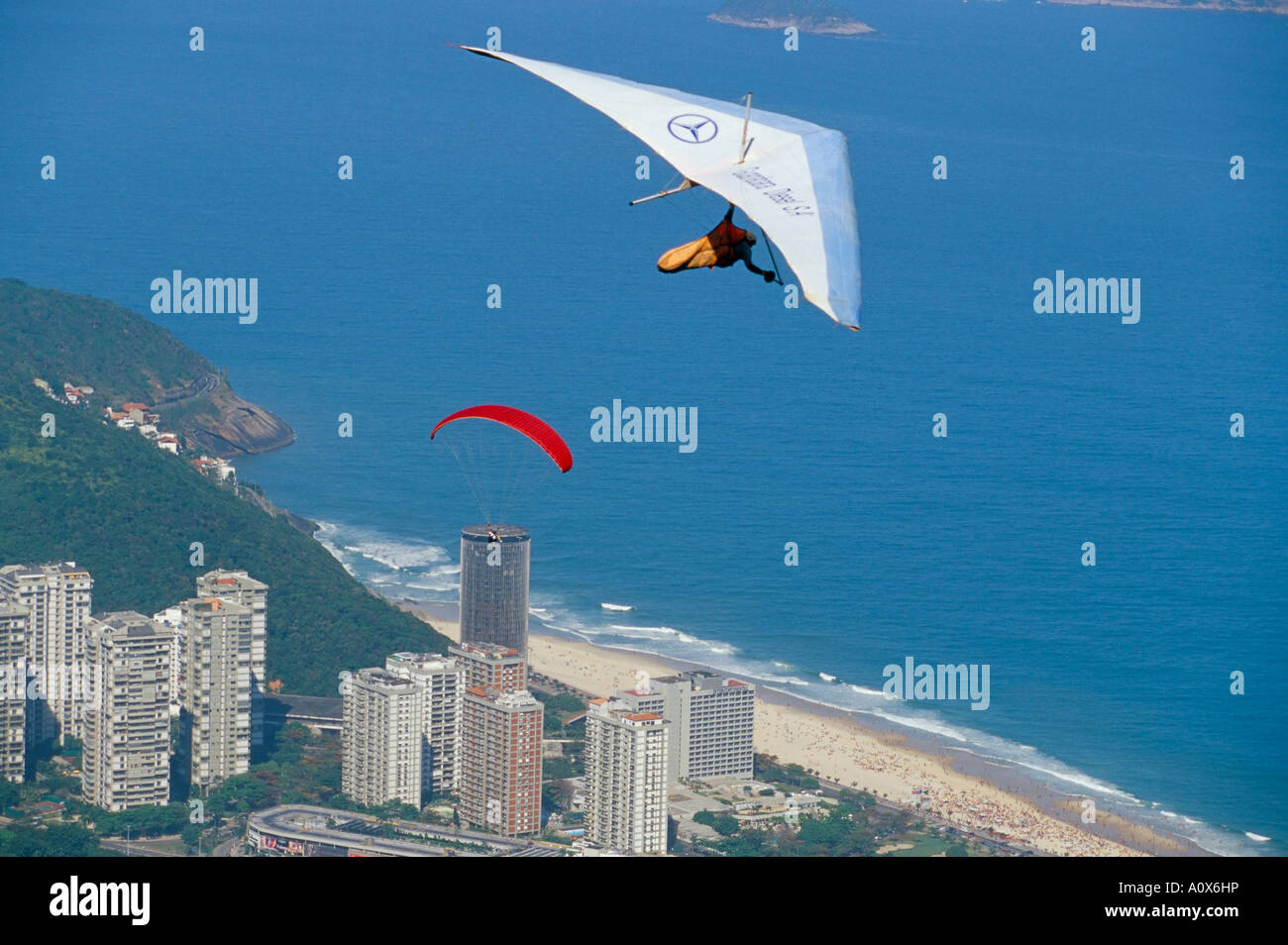 Hängegleiter nur nach dem Start von Pedra Bonita Rio de Janeiro Brasilien Südamerika Stockfoto