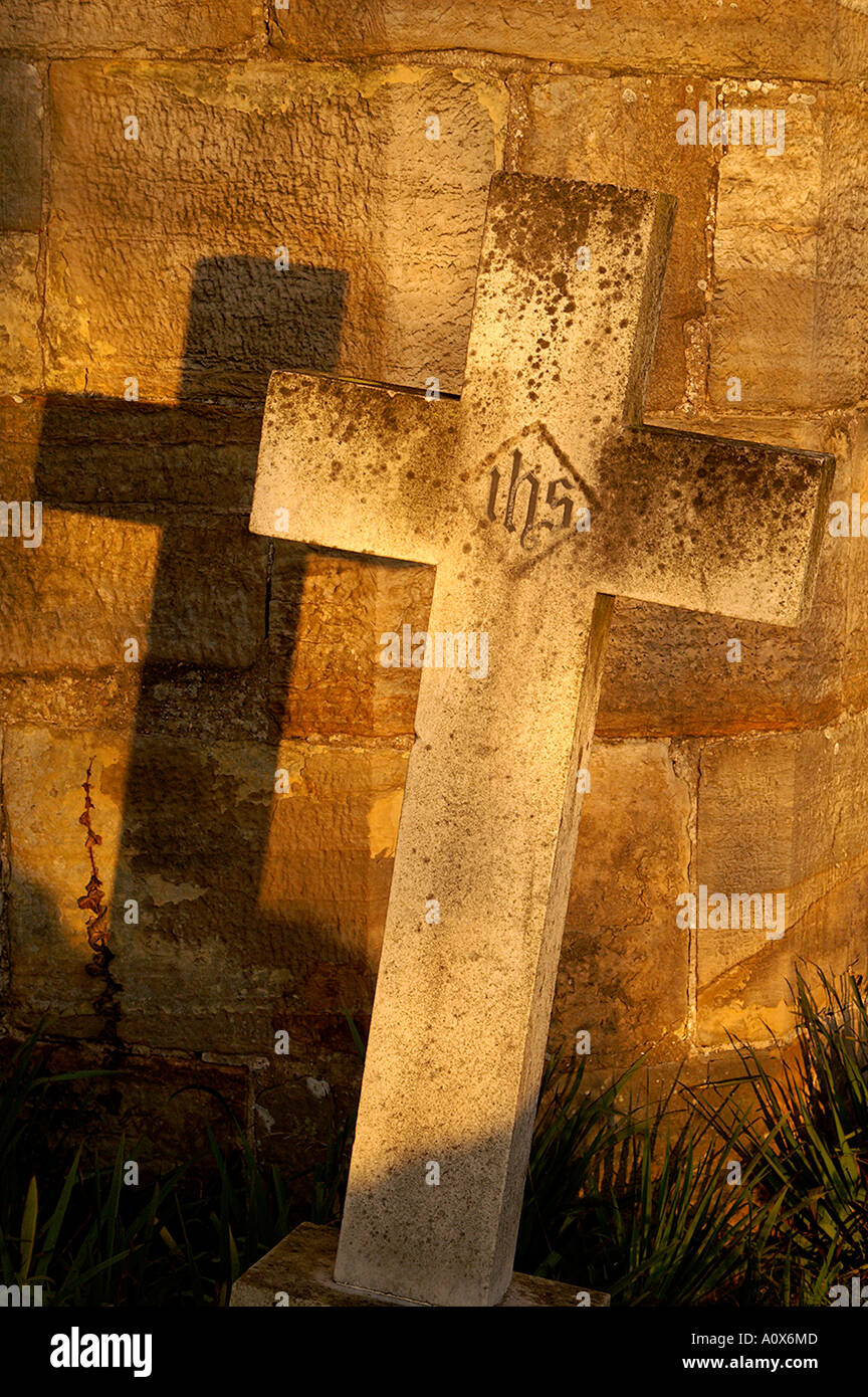 Kreuz in den Sonnenuntergang St. Marien Kirche Goudhurst Kent England Stockfoto