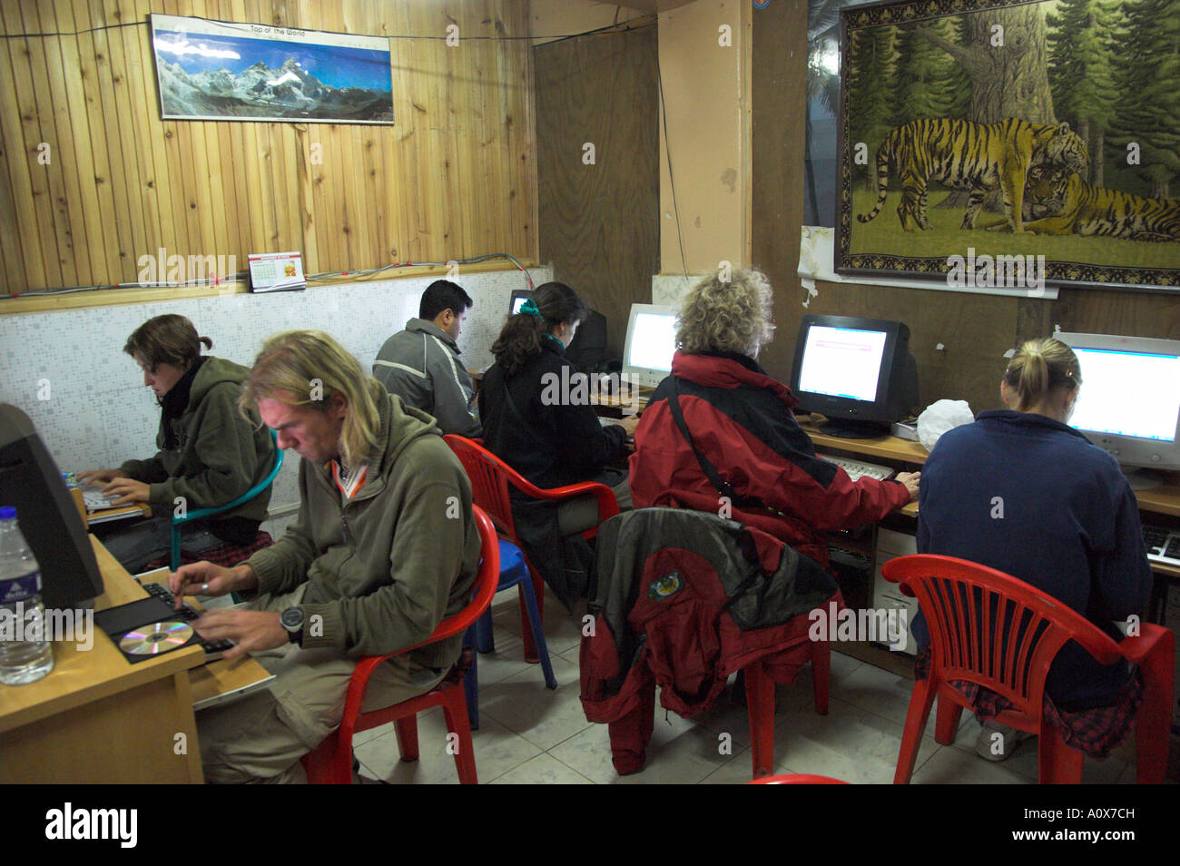 West Bengal Darjeeling in Indien Internet Café Menschen mit Computern in einem lokalen Internet-Café mit Poster von Everest-Massivs und pic Stockfoto