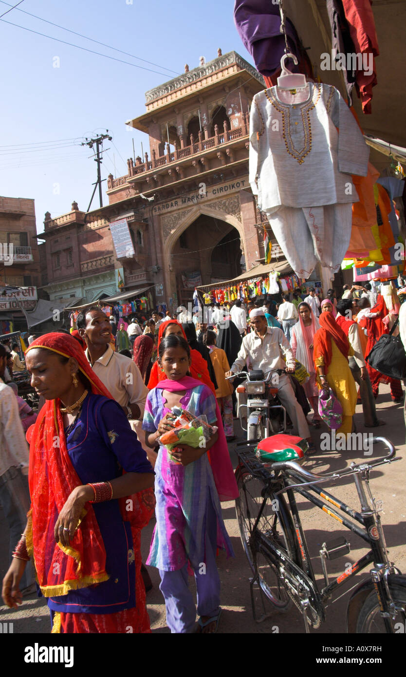 Indien Rajasthan Jodhpur The Blue City View mit Publikum und Tücher stehen am Eingangstor zum Sardar Bazar Stockfoto