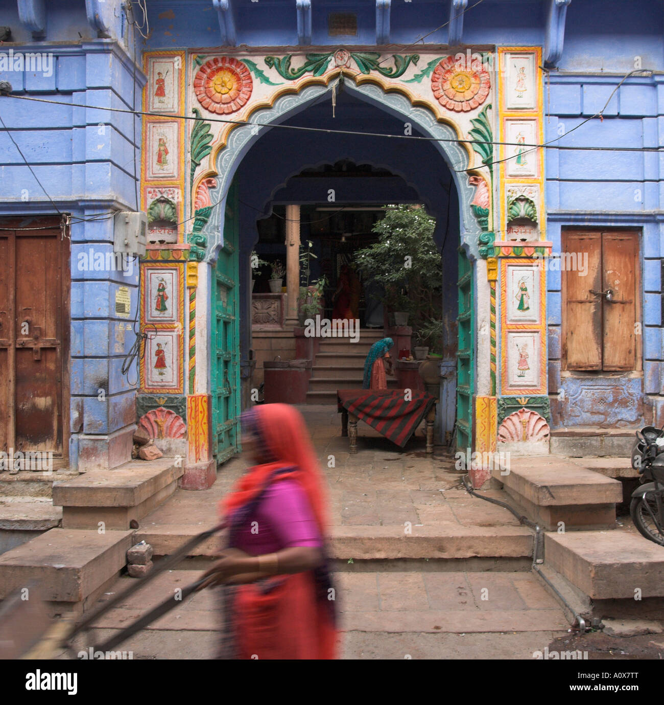 Indien Rajasthan Jodhpur die blaue Stadt alte Stadt weibliche Straßenkehrer vorbei an typischen alten residencial Havelis öffnen po Stockfoto