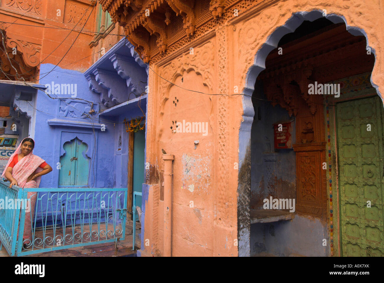 Indien Rajasthan Jodhpur die blaue Stadt alte Stadt typischen alten residencial Havelis mit Frau in sar in blau und Ocker Farbe bemalt. Stockfoto
