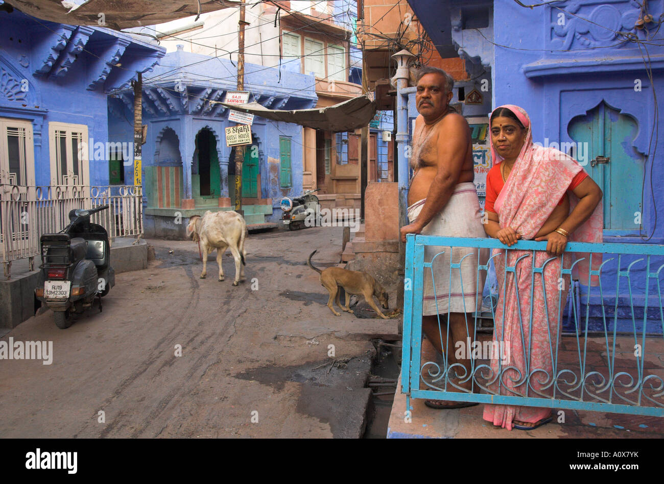 Indien Rajasthan Jodhpur die blaue Stadt alte Stadt Straßenszene mit typischen alten residencial Haveli in Frgd mit Elderli paar stan Stockfoto