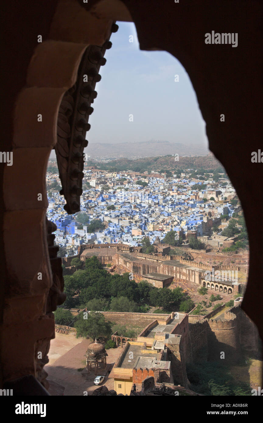 Indien Rajasthan Jodhpur die blaue Stadt Meherangarh Fort Blick auf die Altstadt durch ein Fenster verziert Stockfoto