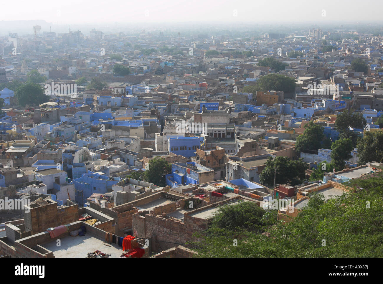 Indien Rajasthan Jodhpur The Blue City Panorama Blick auf die Altstadt Stadt von oben mit Hintergrundbeleuchtung haze Stockfoto