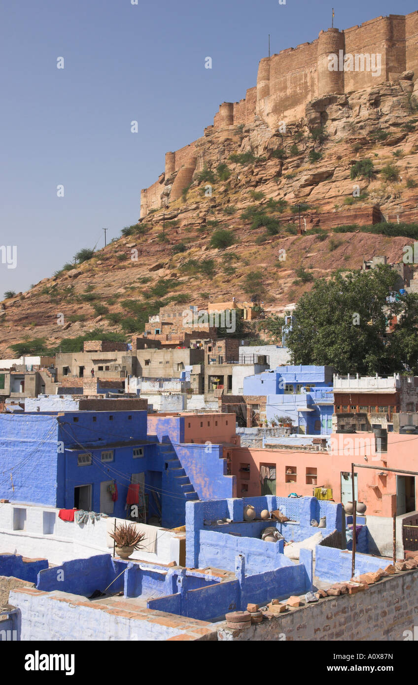 Indien Rajasthan Jodhpur die blaue Stadt alte Stadtansicht mit Häusern in blau und Meherangarh Fort in Bkgd lackiert Stockfoto