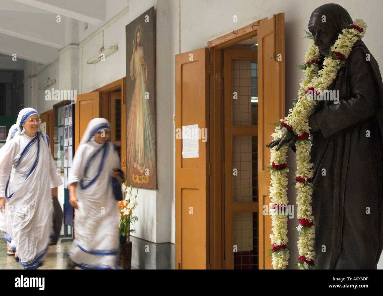 Indien West Bengal Kolkata Mutter s Haus Mutter Theresa Grab Mothere Theresa eine Statue im Innenhof mit 2 Nonnen in bkgd Stockfoto