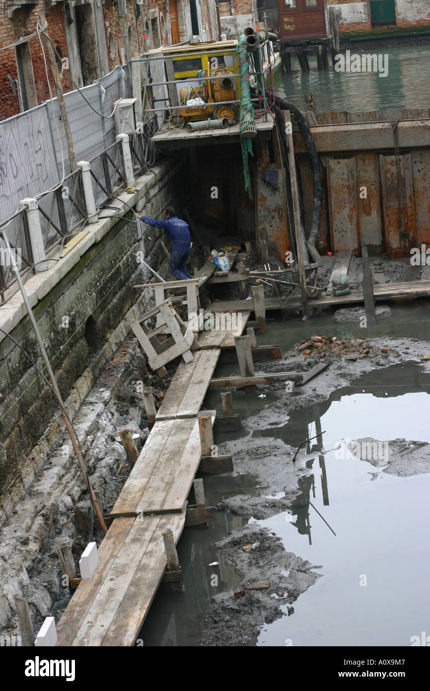 Venedig Italien Kanal ausgebaggert wird enthüllt, Dreck und Schlamm Stockfoto