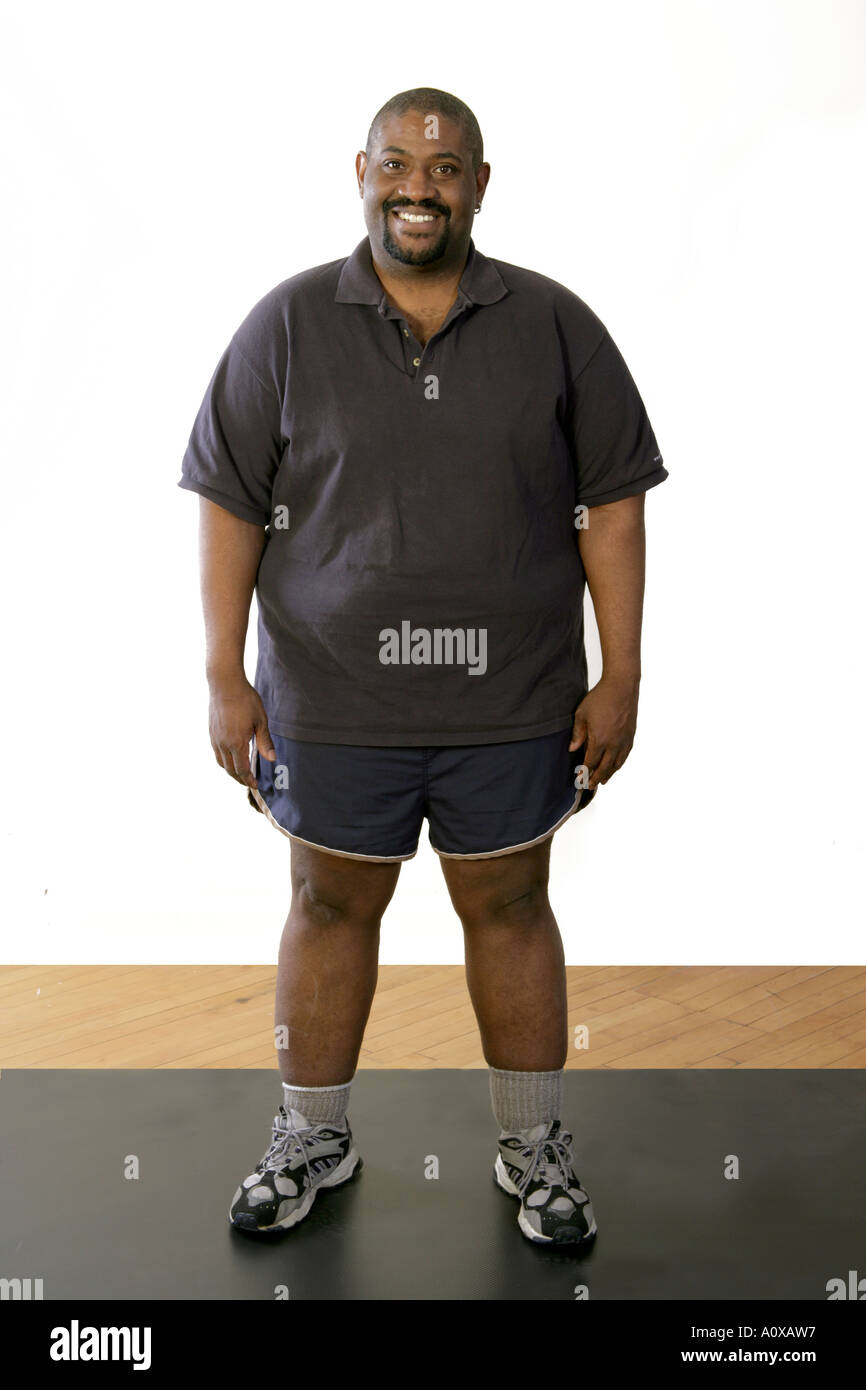 Großer Mann nimmt eine Atempause von Sport oder vielleicht er kurz vor dem start seiner Übung Workout. Stockfoto