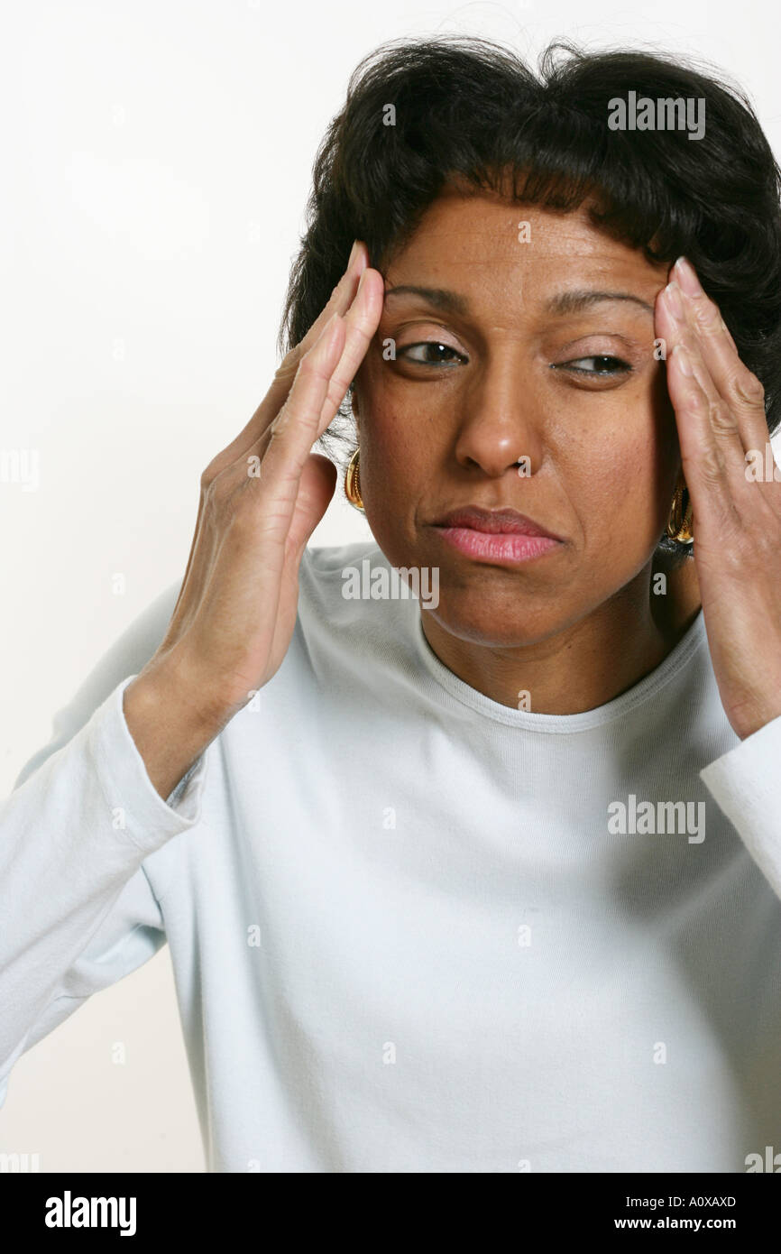 Frau mit pochenden Kopfschmerzen. Stockfoto