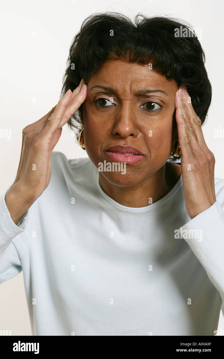 Frau mit Sinus Schmerz oder massive Kopfschmerzen, möglicherweise eine Migräne. Stockfoto