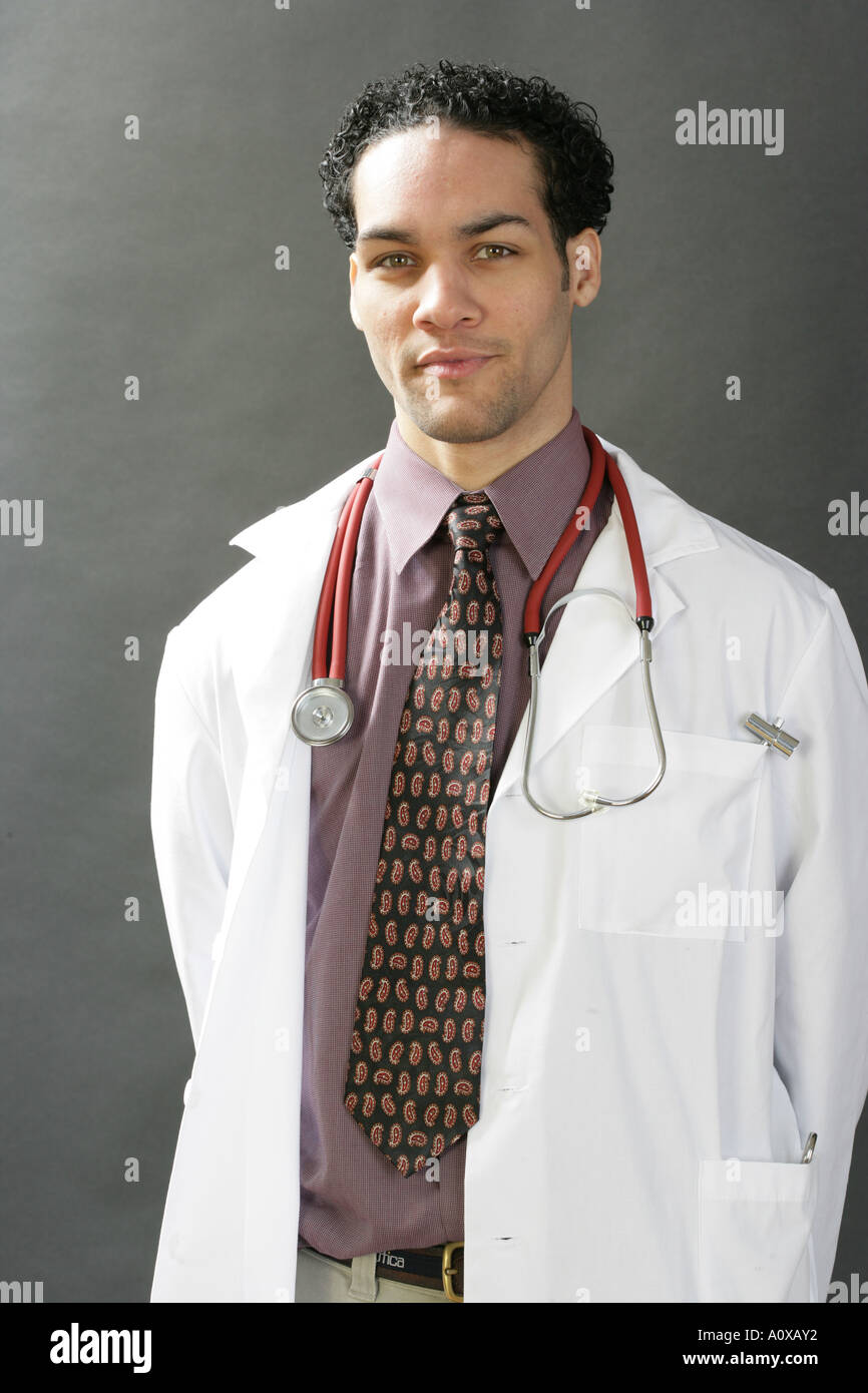 Porträt von hispanic männlichen Arzt, Arzt, Medizinstudent oder Wohnsitz. Stockfoto