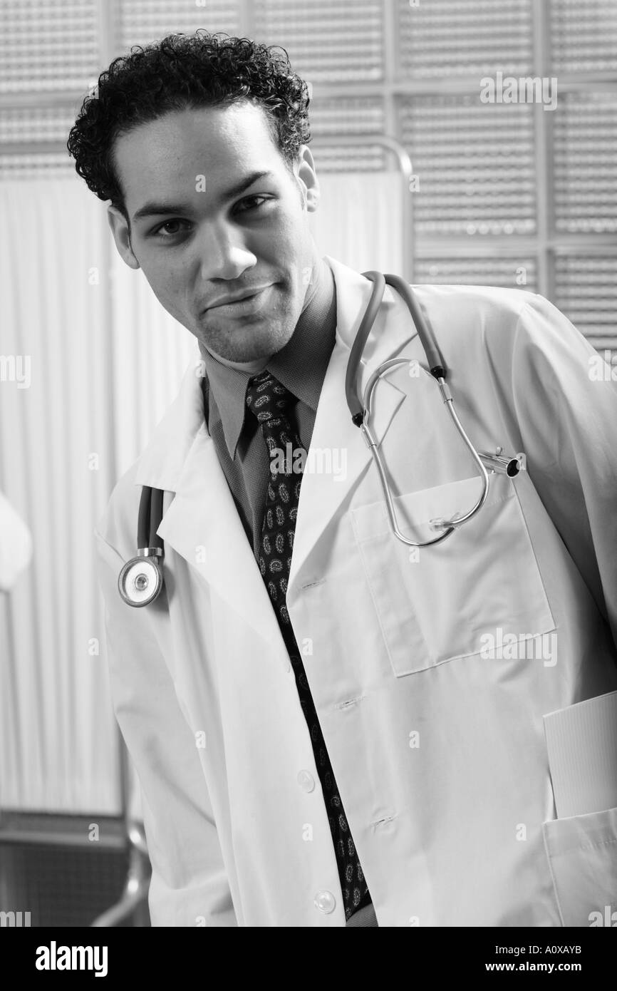 Männlichen Arzt schlägt Pose für die Kamera. Schönes Portrait eines jungen hispanischen Arztes. Stockfoto