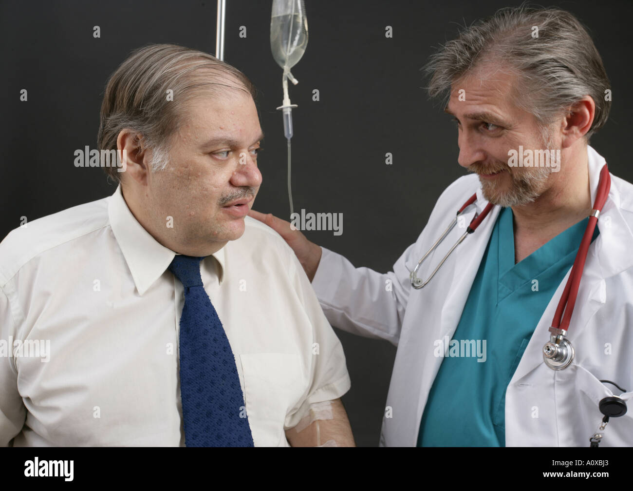 Arzt oder Krankenpfleger berät mit mittleren gealterten Patienten. Stockfoto