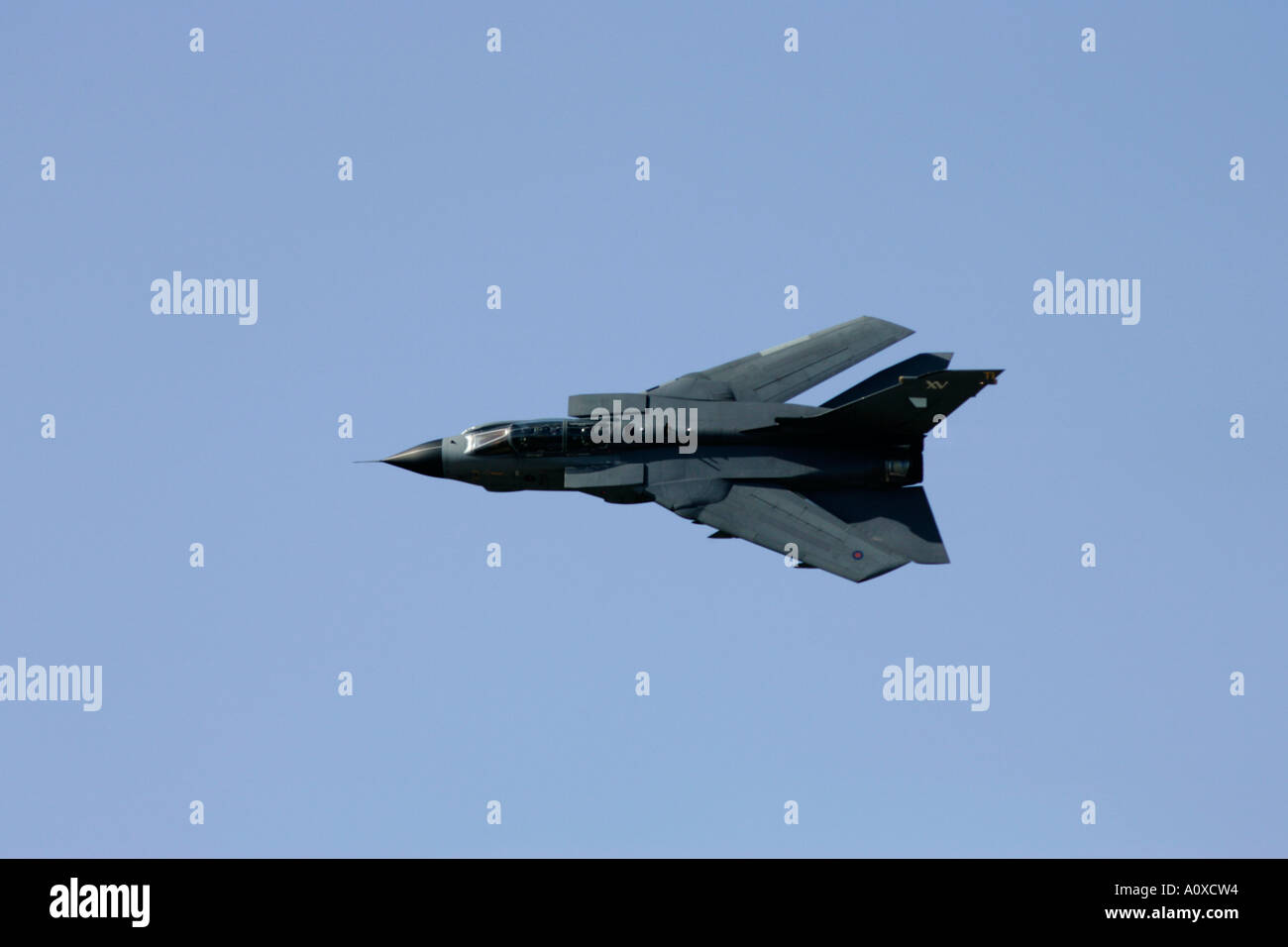 RAF Tornado GR4 fliegen mit Flügeln fegte im blauen Himmel RIAT 2005 RAF Fairford Gloucestershire England UK Stockfoto