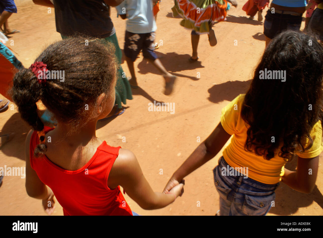 Brasilianische Kinder Hand in Hand Stockfoto