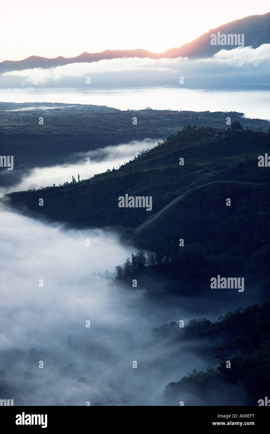 Mount Batur Vulkan und See bei Sonnenaufgang Bali Indonesien Südost-Asien Asien Stockfoto