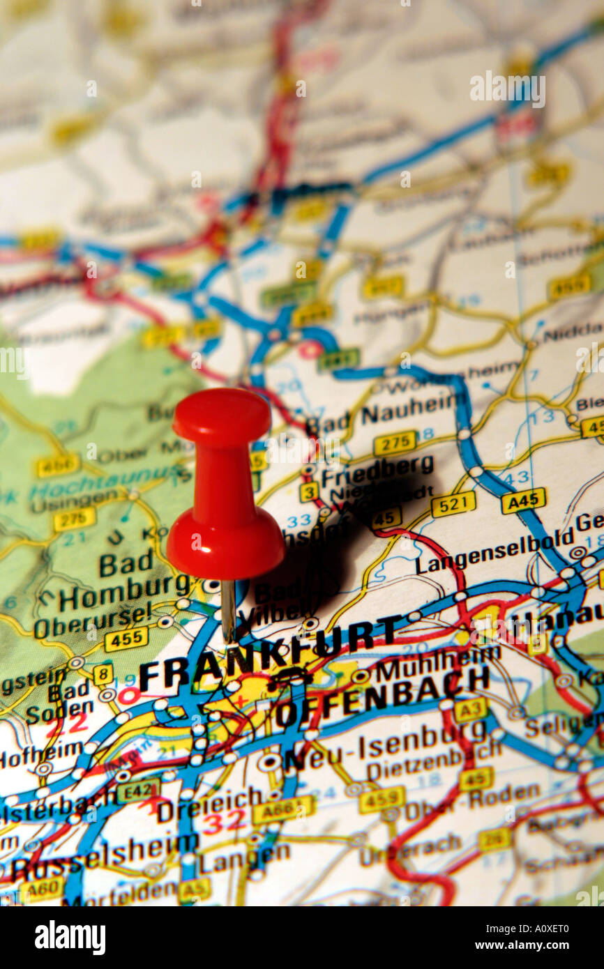 Karte-Pin zeigt, Frankfurt am Main auf einer Straßenkarte Stockfoto