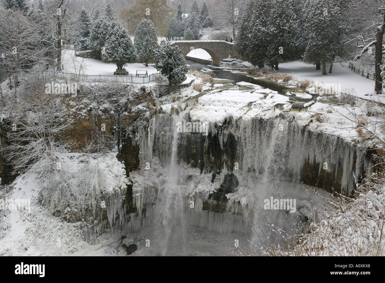 Eis und Schnee an Websters fällt auf der Niagara Escarpment Spencer Gorge Ontario Kanada im winter Stockfoto