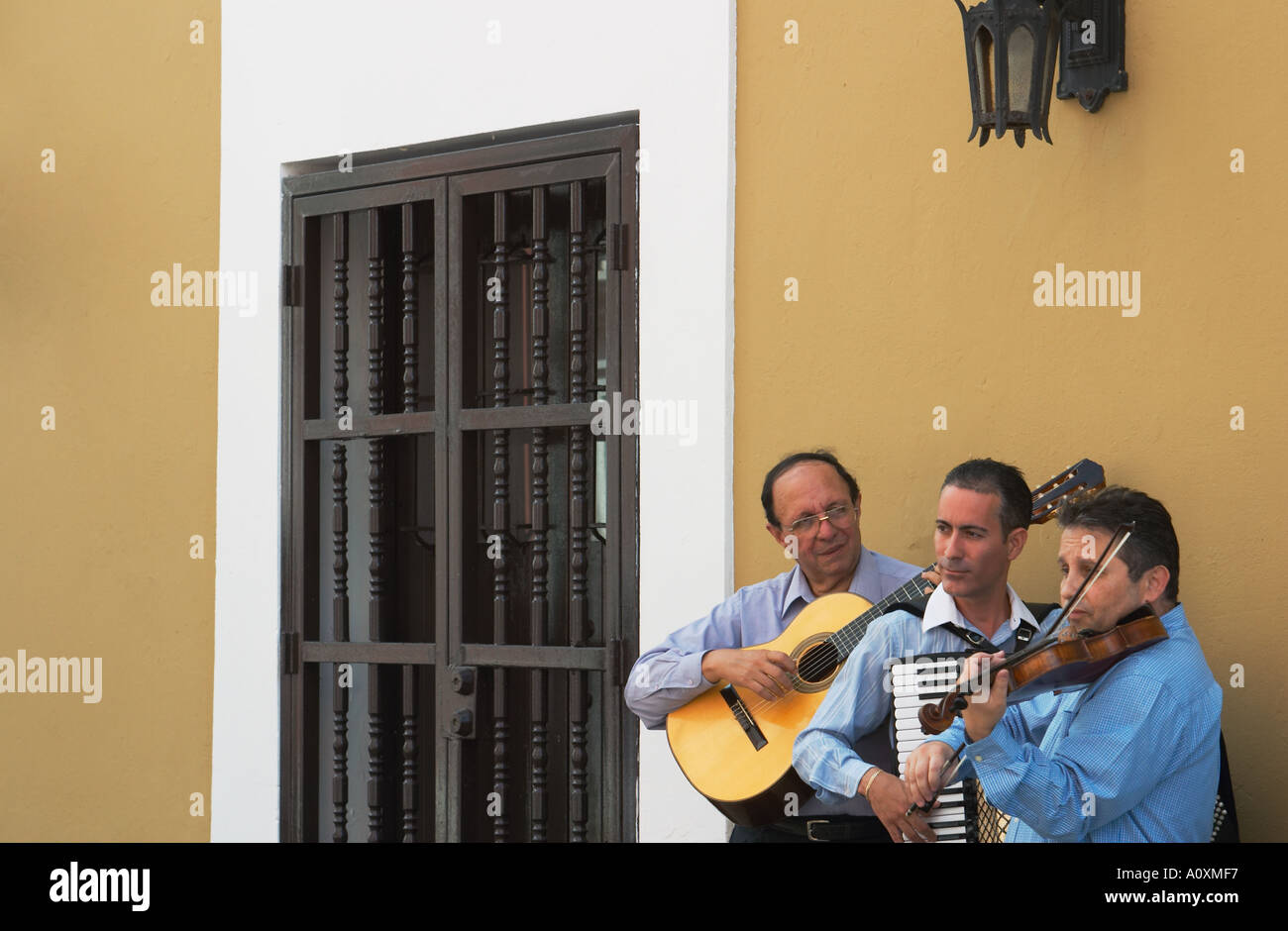PUERTO RICO San Juan Straßenmusiker in Old San Juan Gitarre Akkordeon und Geige Stockfoto