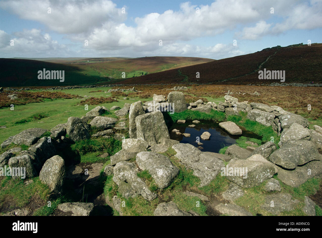 Hütte Stiftungen Grimspound Gehäuse Dartmoor Devon England England Europa Stockfoto