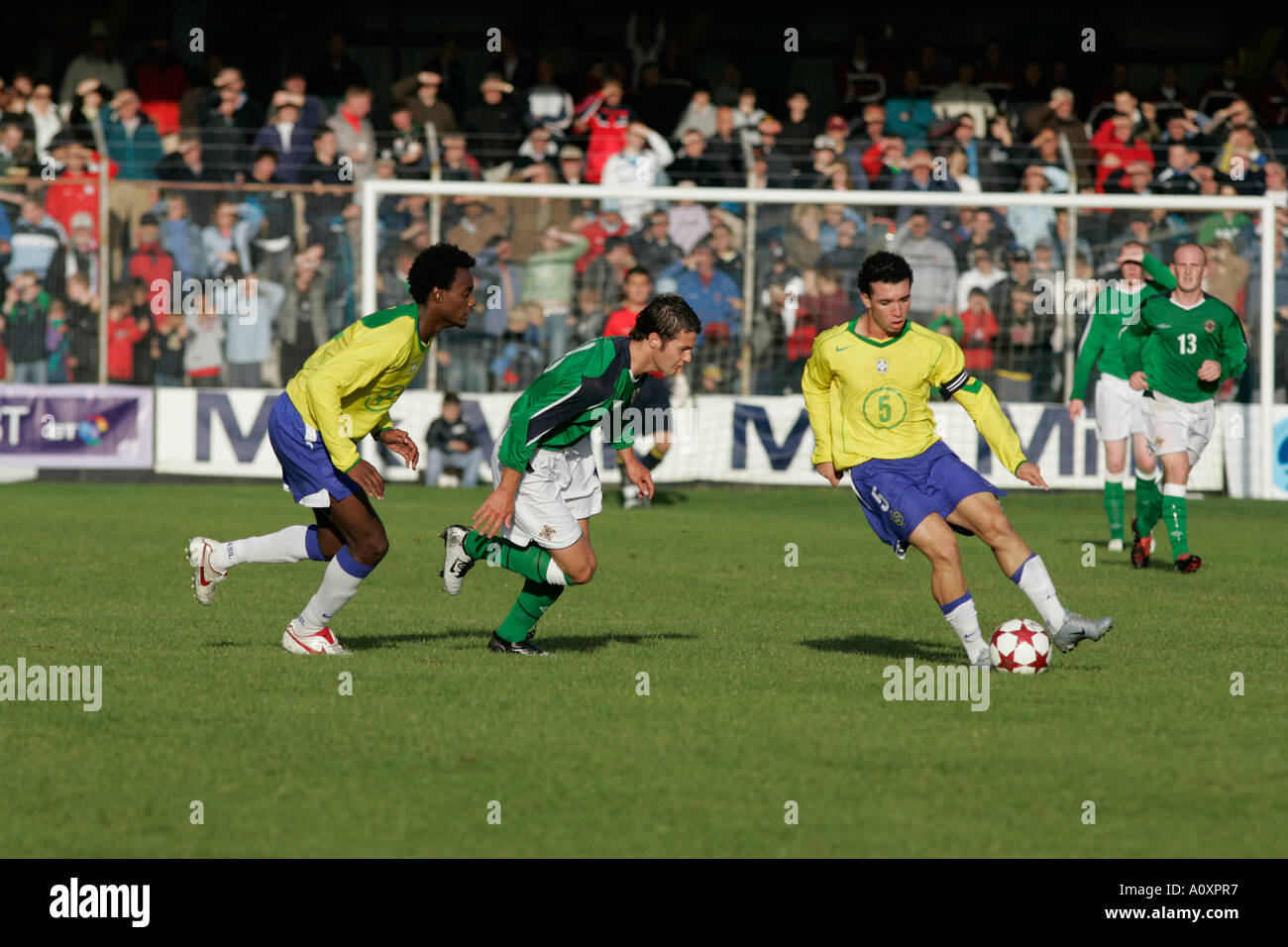 Brasilien 5 Ji Parana dribbelt mit dem Ball an seinen Füßen Nordirland V Brasilien-Nordirland Stockfoto