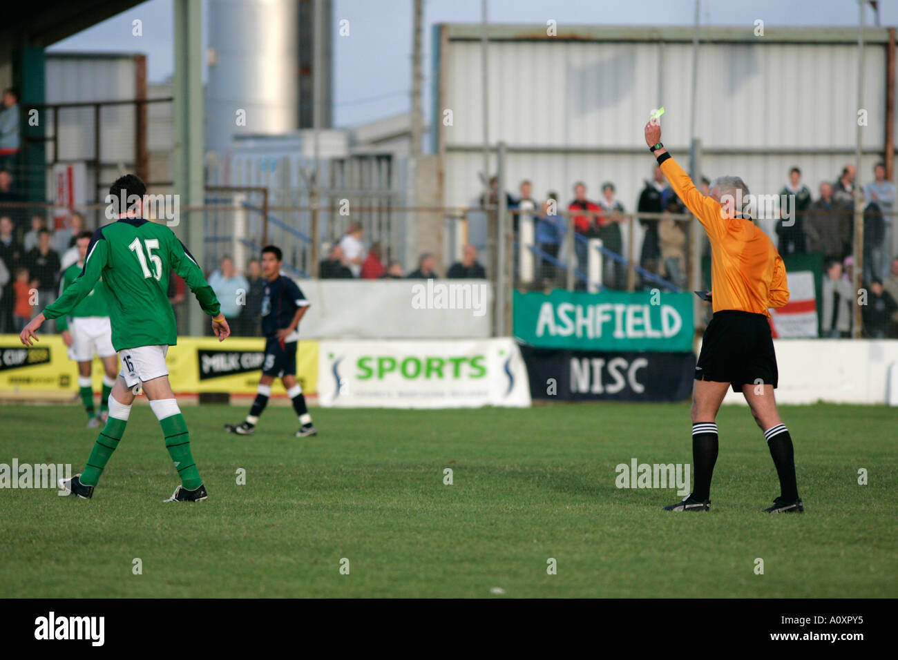 Northern Ireland 15 Kyle Lafferty erhält die gelbe Karte von Schiedsrichter Nordirland V USA Stockfoto Northern Ireland 15 Kyle Lafferty erhält die gelbe Karte von Schiedsrichter Nordirland V USA Stockfoto
