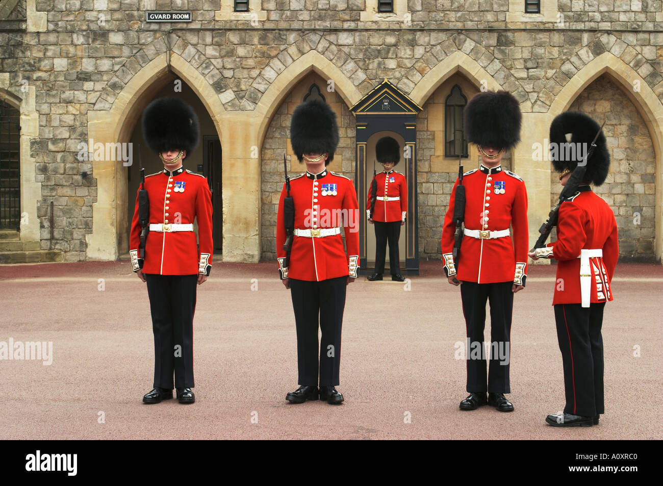 ENGLAND-Windsor-Queens Wachablösung am Schloss Windsor Inspektion 5 Wachen Wachhäuschen rote Mäntel Bärenfellmützen Stockfoto