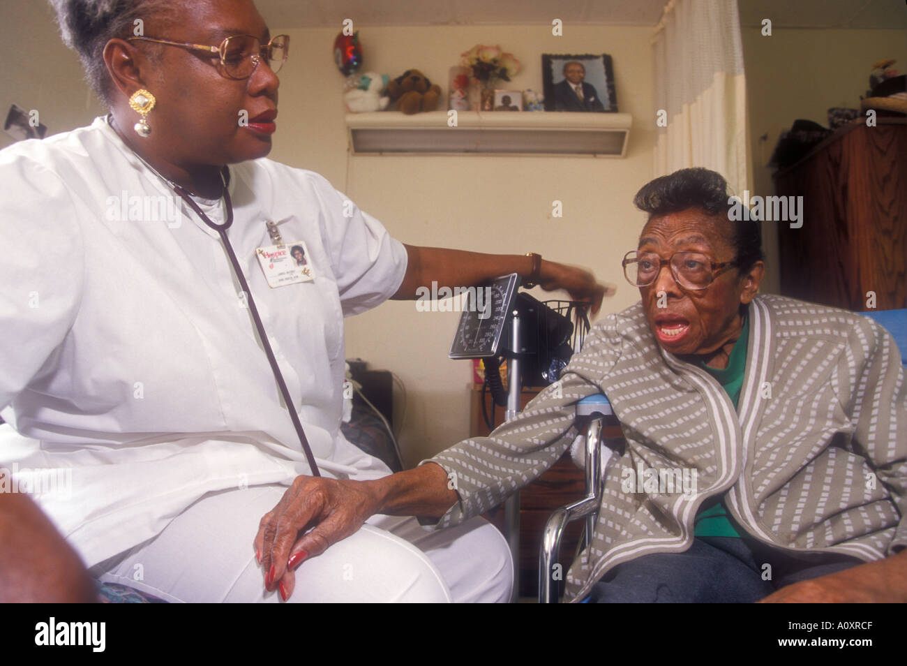 Schwesternassistent mit Hospiz Patienten Stockfoto