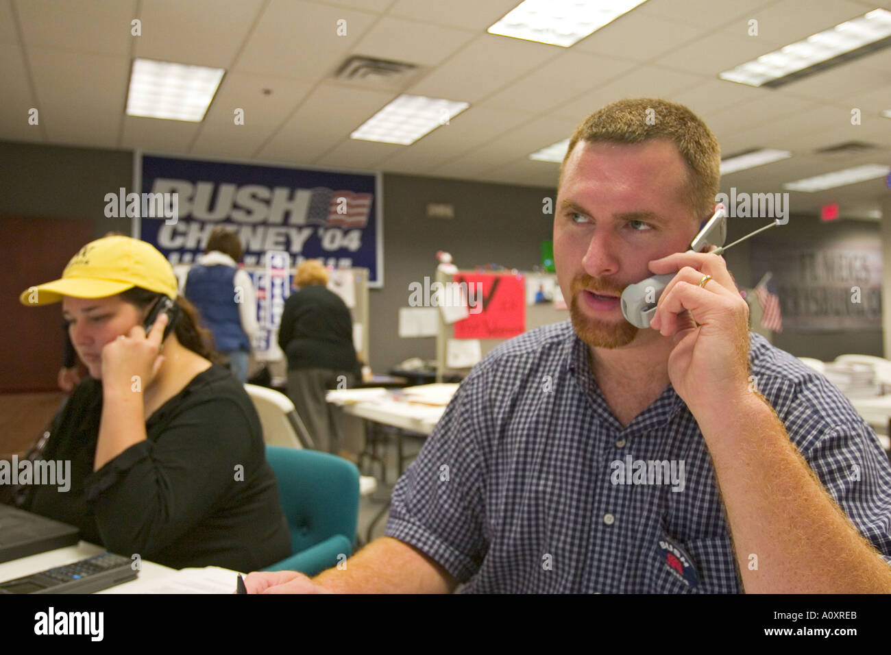 Freiwilliger telefoniert im Wahlkampf Stockfoto
