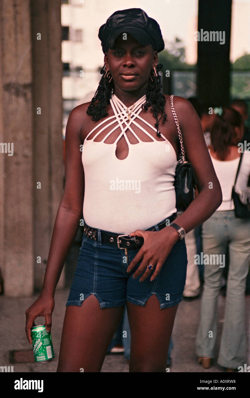 Havanna, Kuba. Hip Hop Fan bei Club Pabellon Stockfoto