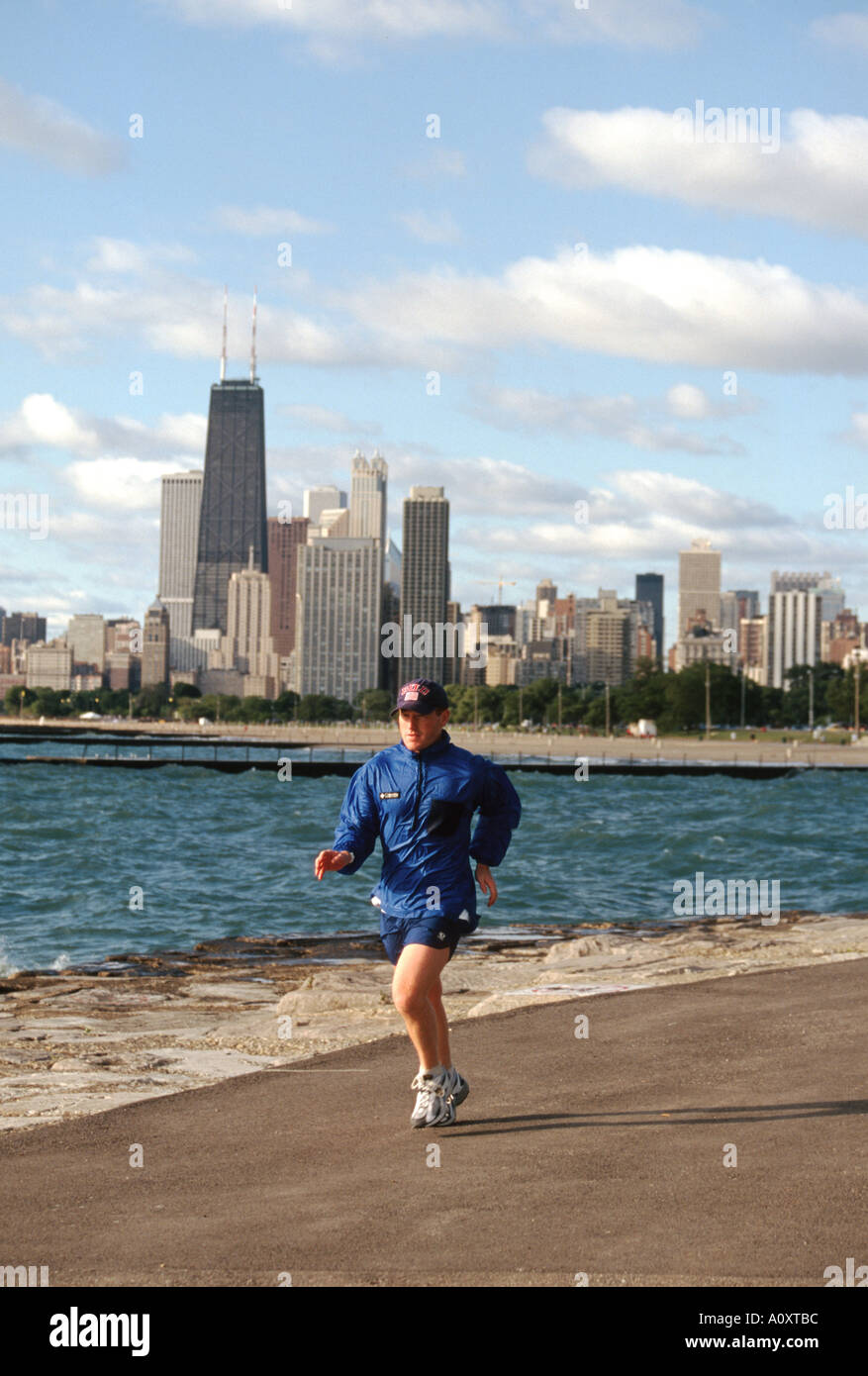 LAUFENDEN Chicago Illinois männliche Läufer am See gepflasterten Pfad Lake Michigan Hancock Center Skyline der Stadt Stockfoto