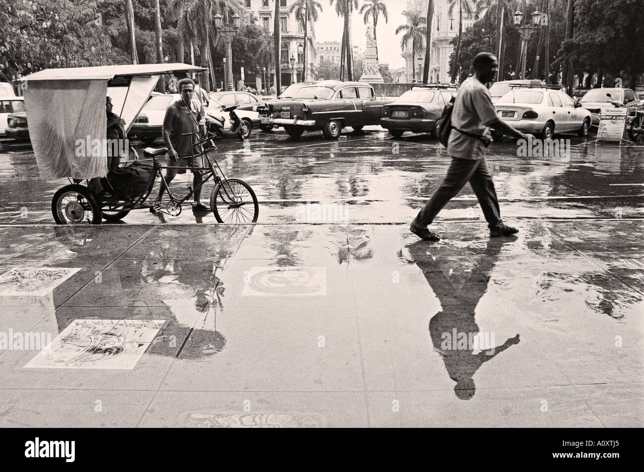 Kuba-Havanna-Bicitaxi außerhalb Hotel Inglaterra in Habana Vieja an einem regnerischen Tag Stockfoto