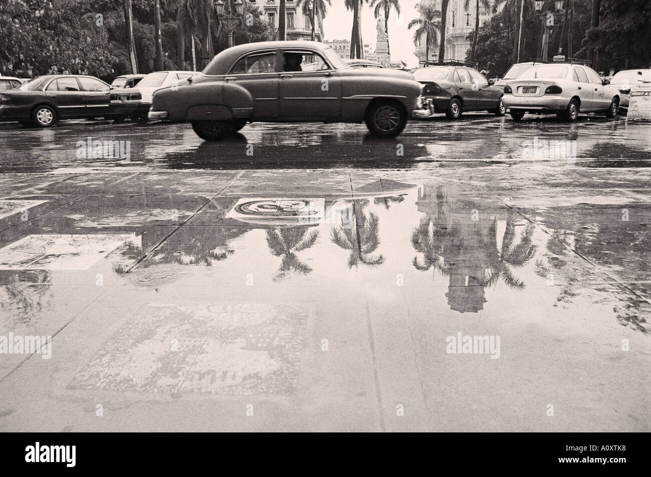 Kuba Havanna amerikanische Oldtimer Taxi im Regen vor dem Hotel Inglaterra in Havanna Vieja Stockfoto