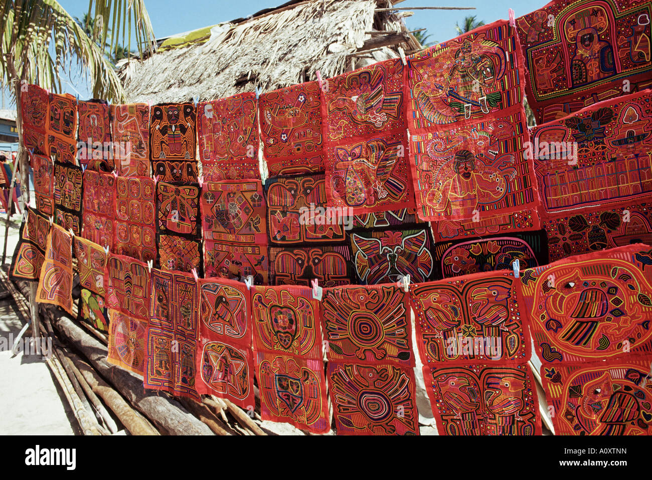 Molas ausgestellten Nalunega Insel San Blas Inseln Panama in Mittelamerika Stockfoto