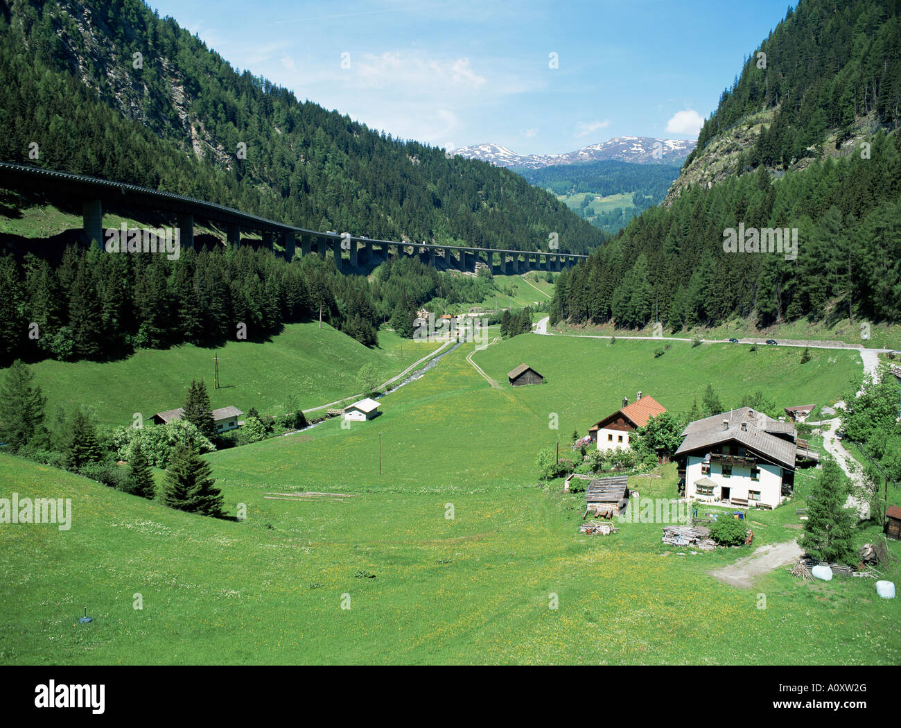 Absteigend den Brenner im Mai nach unten in Richtung Innsbruck mit Autobahn auf links und alte Straße nach rechts Tirol Tirol Österreich Europa Stockfoto