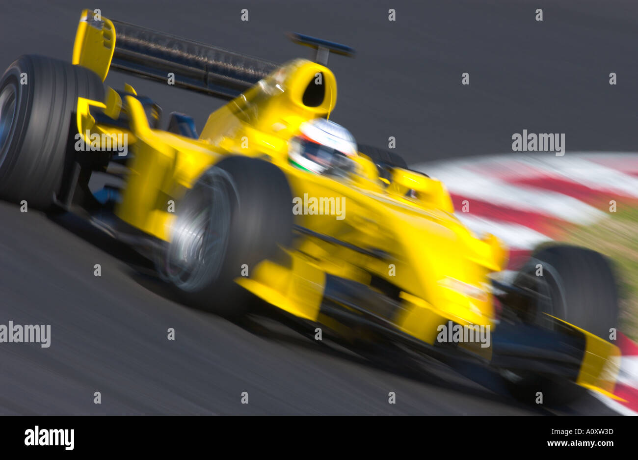 gelbe Formel1 Rennwagen auf der Strecke im Jahr 2005 Stockfoto