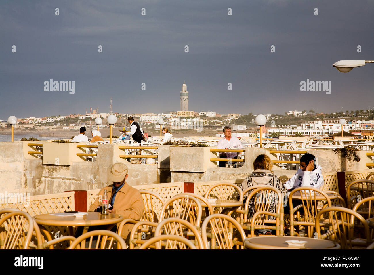 Leute sitzen in einem Café an der Strandseite Corniche Casablanca Marokko Stockfoto