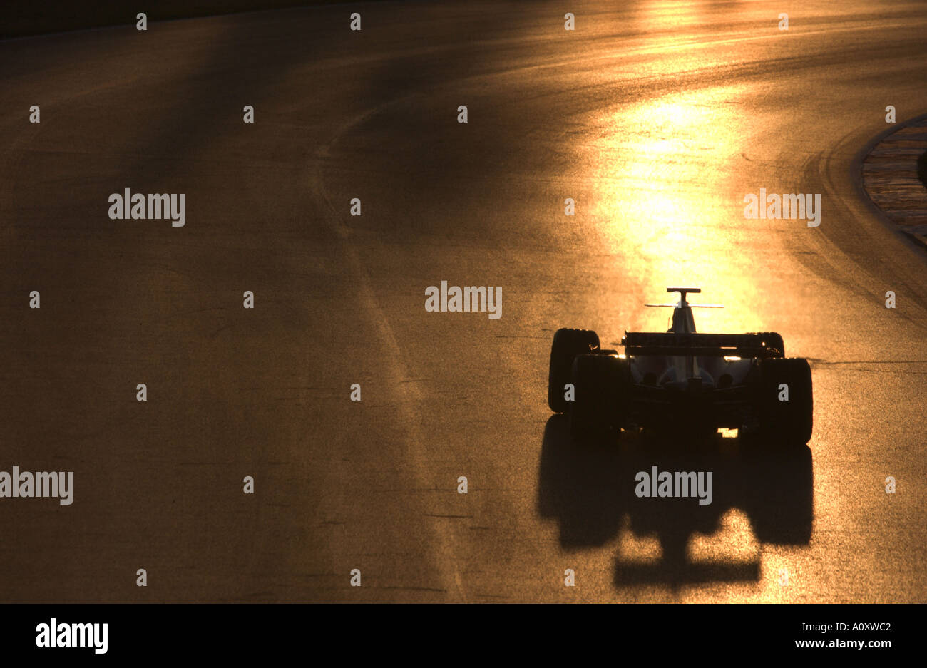 Formel 1-Rennwagen bei Gegenlicht Stockfoto