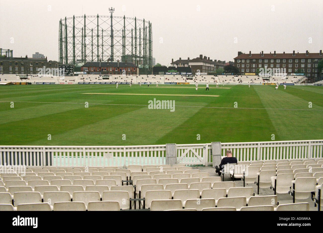 UK ENGLAND LONDON County Cricket-Match statt auf das Oval Zuhause von Surrey County Cricket Club. Geringe Zahl der anwesenden Stockfoto