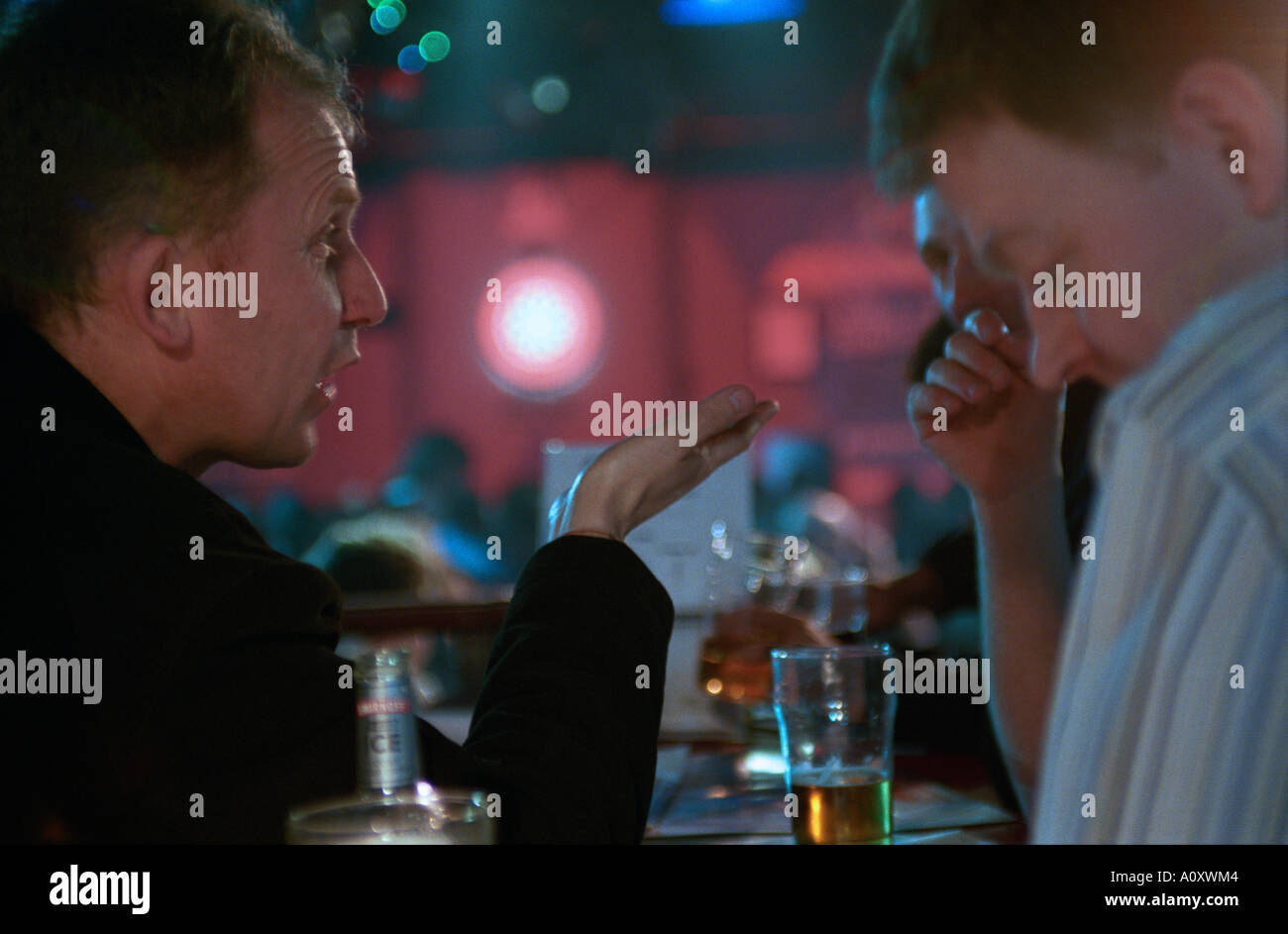 UK ENGLAND Männer Pints trinken und reden in einem pub Stockfoto