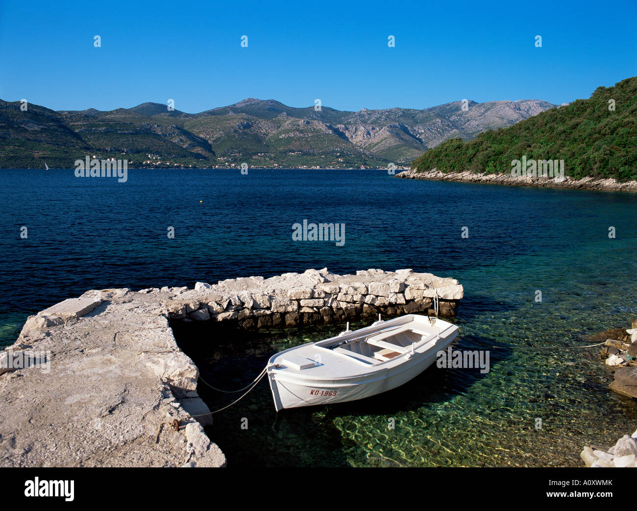 Ein kleines Boot im klaren See aus die Insel Korcula Dalmatien Kroatien Europa Stockfoto