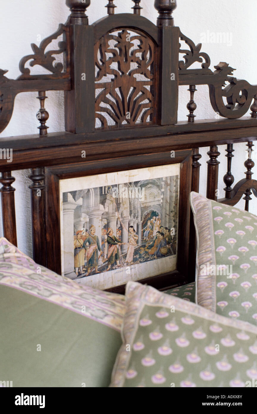 Detail der Kolonialstil Bett mit Einsatz des 19. Jahrhunderts Drucken der  höfische Szene Wohn-Hause Dehra Dun Himalaya Fuß Hügel Stockfotografie -  Alamy