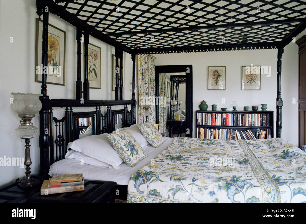 Kolonialstil Bett Mit Gitter Dach Und Botanische