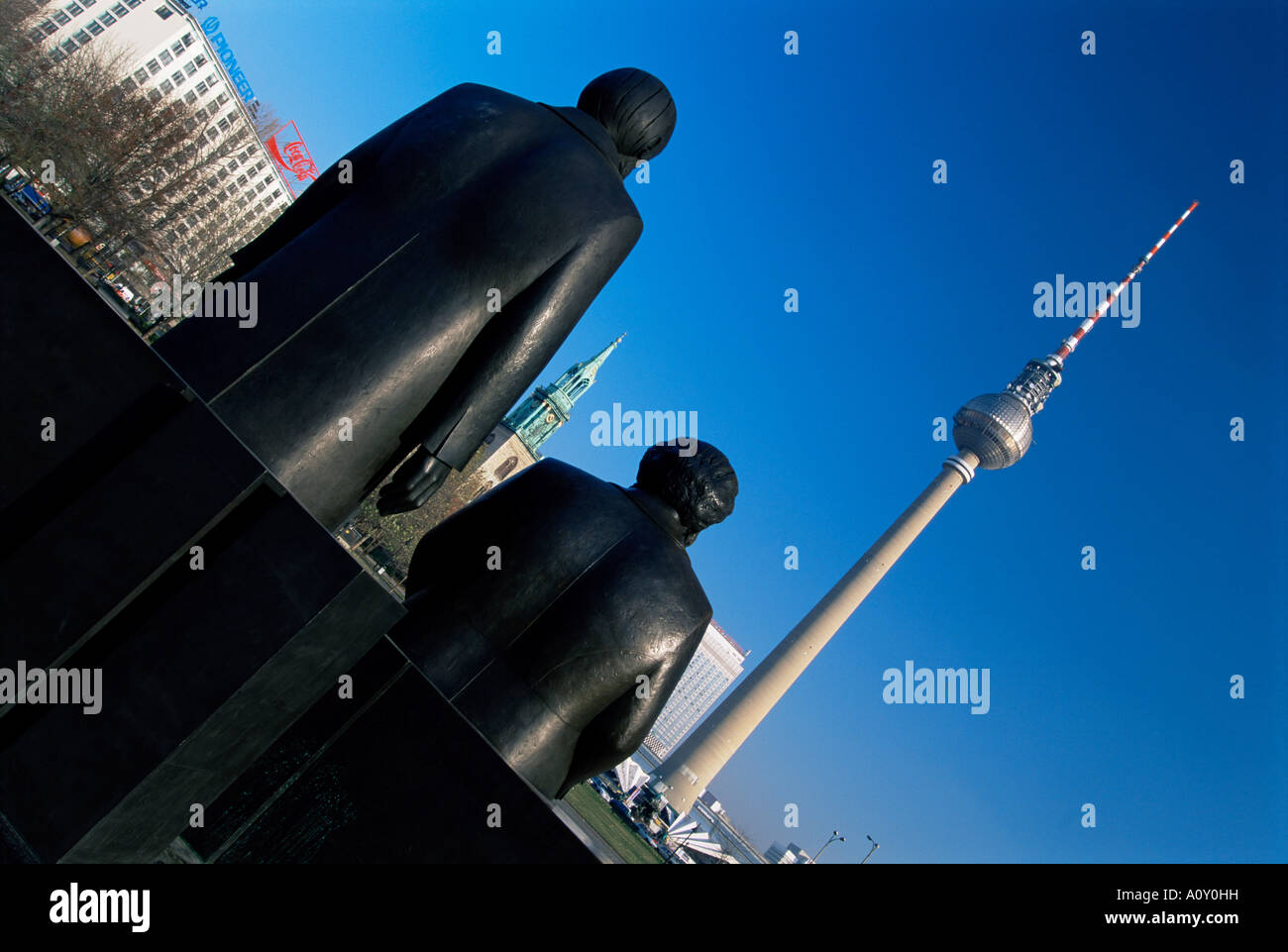 Statuen von Marx und Engels mit Fernsehturm oder Fernsehturm Berlin Deutschland Europa Stockfoto