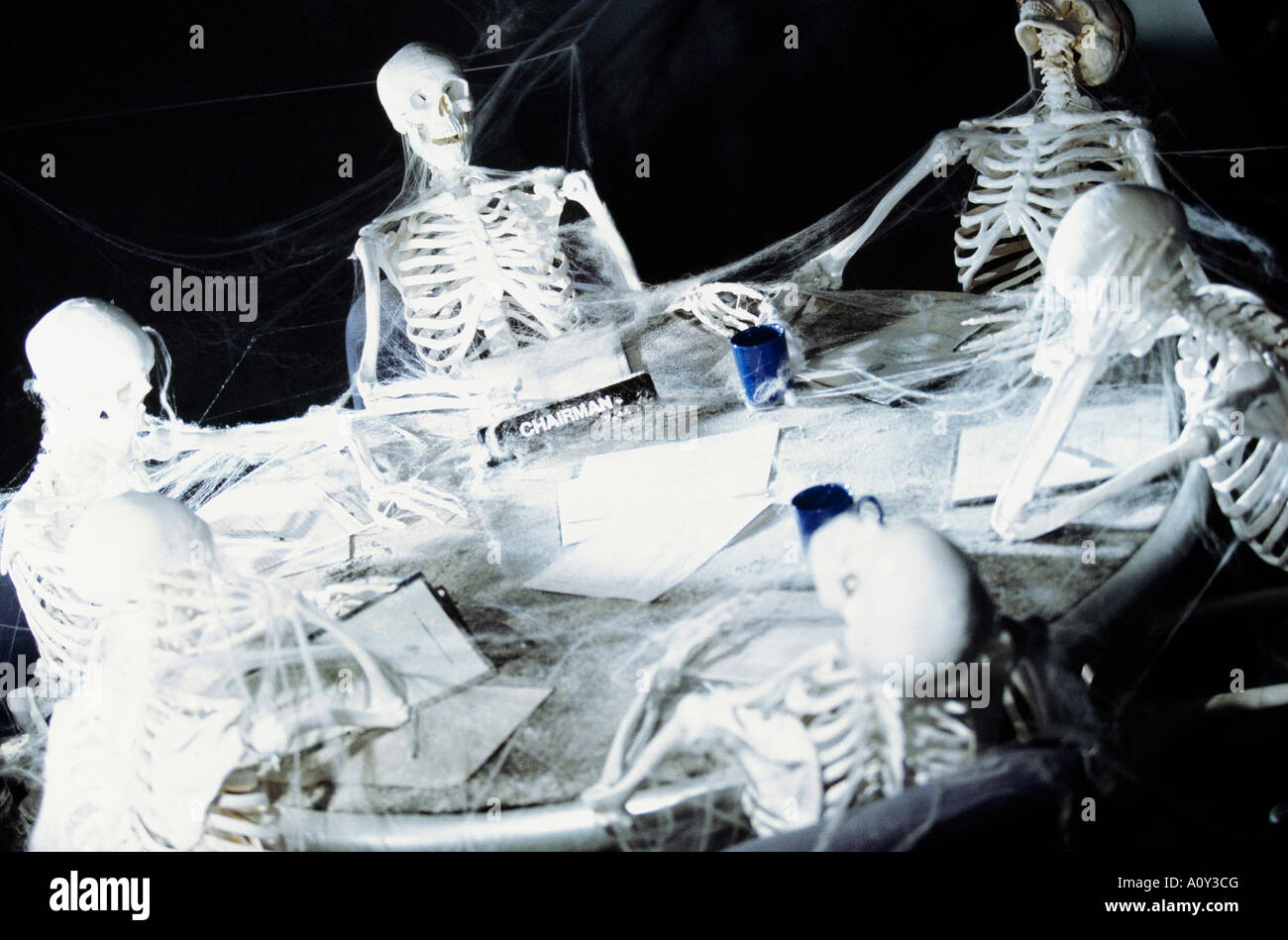 Gruppe von menschlichen Skeletten, die an einem Tisch sitzen Stockfoto