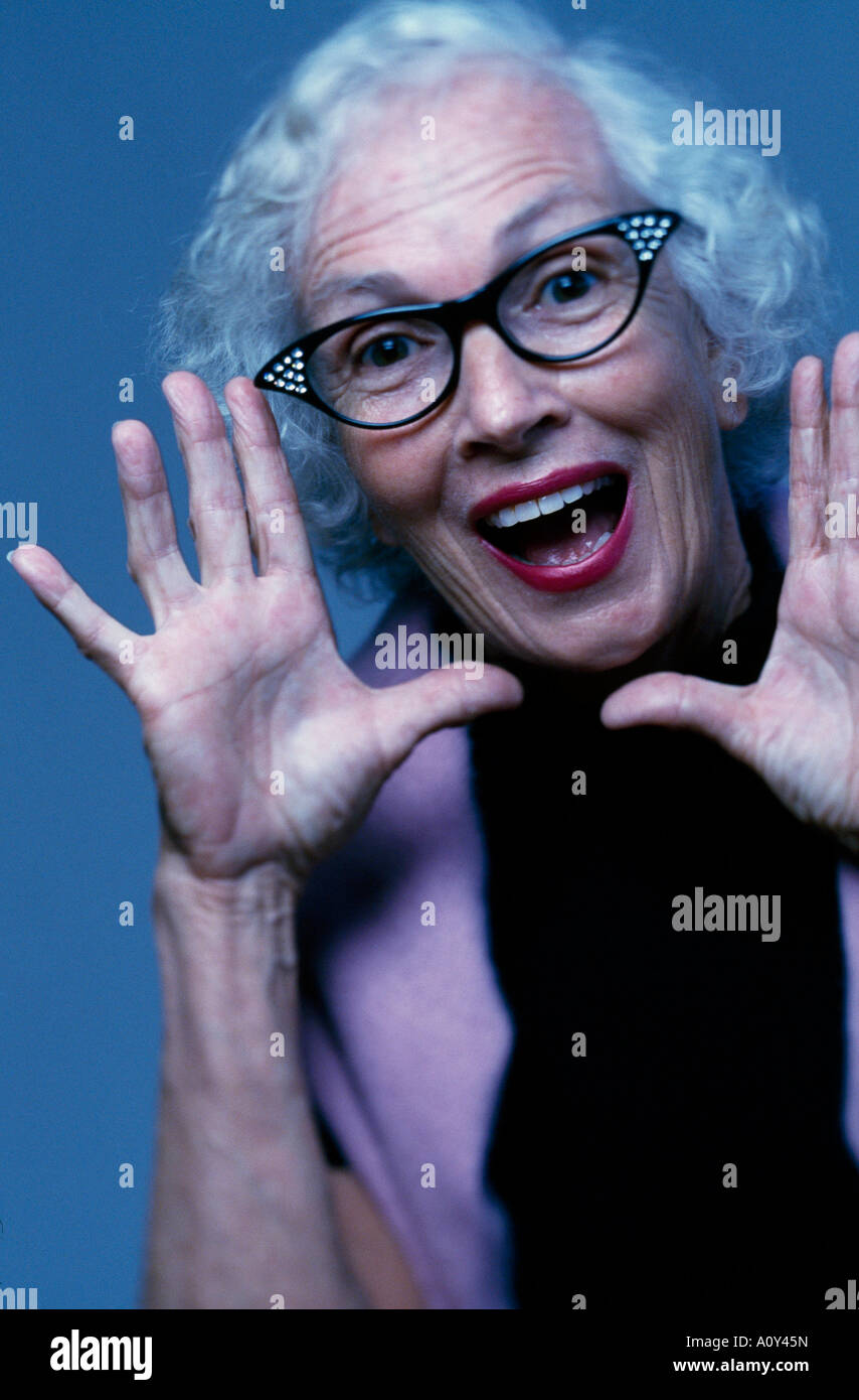 Nahaufnahme von einer älteren Frau schockiert Stockfoto