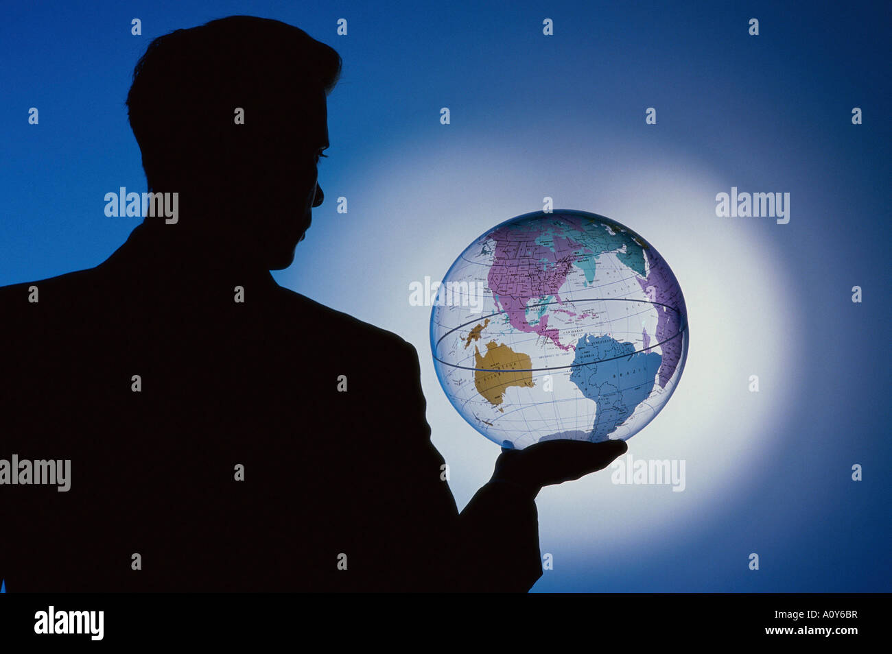 Silhouette eines Geschäftsmannes hält einen Globus Stockfoto